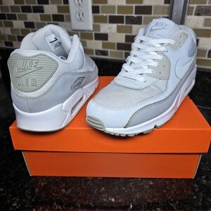Nike Air Max / White and Gray / Mens Size 9 / GUC